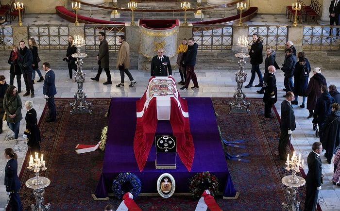 Le peuple danois fait la queue pour rendre hommage à feu le prince Henrik 4 Le peuple danois fait la queue pour rendre hommage à feu le prince Henrik - 3