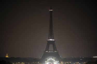 Lumières éteintes sur la tour Eiffel pour les victimes de Las Vegas, mais sont restées résolument allumées pendant le massacre au Rwanda - 16