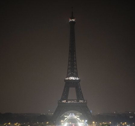 Lumières éteintes sur la tour Eiffel pour les victimes de Las Vegas, mais sont restées résolument allumées pendant le massacre au Rwanda - 22