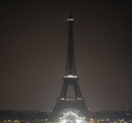 Lumières éteintes sur la tour Eiffel pour les victimes de Las Vegas, mais sont restées résolument allumées pendant le massacre au Rwanda 2 Lumières éteintes sur la tour Eiffel pour les victimes de Las Vegas, mais sont restées résolument allumées pendant le massacre au Rwanda - 1