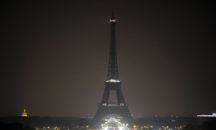 Lumières éteintes sur la tour Eiffel pour les victimes de Las Vegas, mais sont restées résolument allumées pendant le massacre au Rwanda 4 Lumières éteintes sur la tour Eiffel pour les victimes de Las Vegas, mais sont restées résolument allumées pendant le massacre au Rwanda - 3
