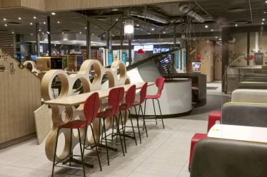 PHOTO : Cinq personnes blessées après qu'une plaque de toit est tombée sur les invités d'un McDonald's à Trondheim - 16