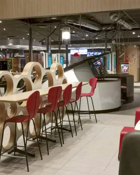 PHOTO : Cinq personnes blessées après qu'une plaque de toit est tombée sur les invités d'un McDonald's à Trondheim - 4