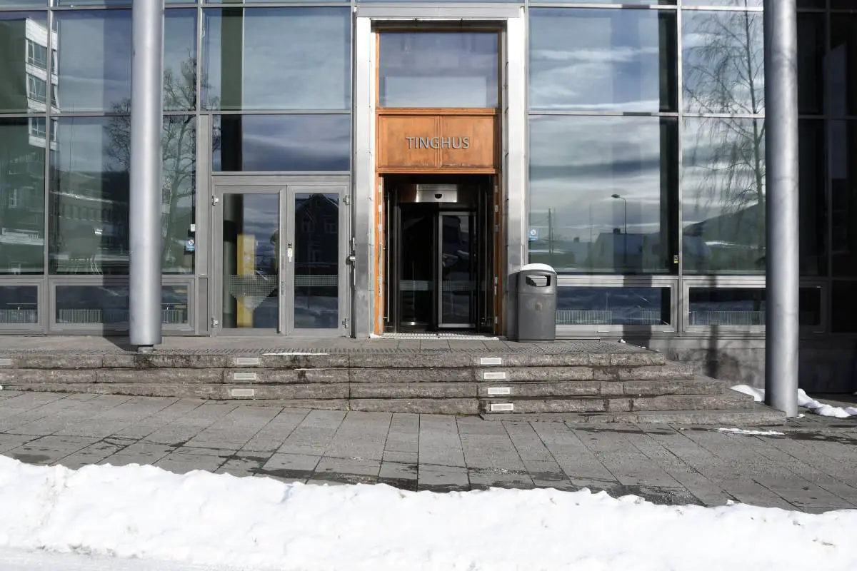 Le tribunal de district de North Troms et Senja condamne un homme à quatre ans de prison pour viol pendant le sommeil 4 Le tribunal de district de North Troms et Senja condamne un homme à quatre ans de prison pour viol pendant le sommeil - 3
