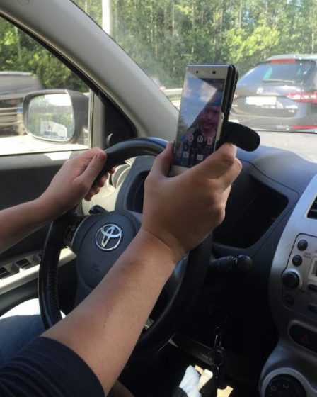 De nombreux conducteurs lisent ou écrivent des SMS pendant qu'ils sont au volant 29 De nombreux conducteurs lisent ou écrivent des SMS pendant qu'ils sont au volant - 28