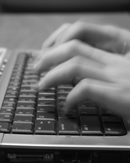 Un homme se faisant passer pour un policier accusé de nombreuses infractions sexuelles en ligne 28 Un homme se faisant passer pour un policier accusé de nombreuses infractions sexuelles en ligne - 27