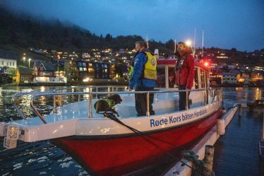 PHOTO : Un bateau à rames avec trois personnes disparaît à Kvam, une importante opération de recherche policière en cours - 18