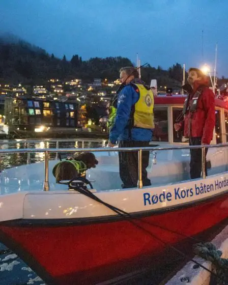 PHOTO : Un bateau à rames avec trois personnes disparaît à Kvam, une importante opération de recherche policière en cours 17 PHOTO : Un bateau à rames avec trois personnes disparaît à Kvam, une importante opération de recherche policière en cours - 16