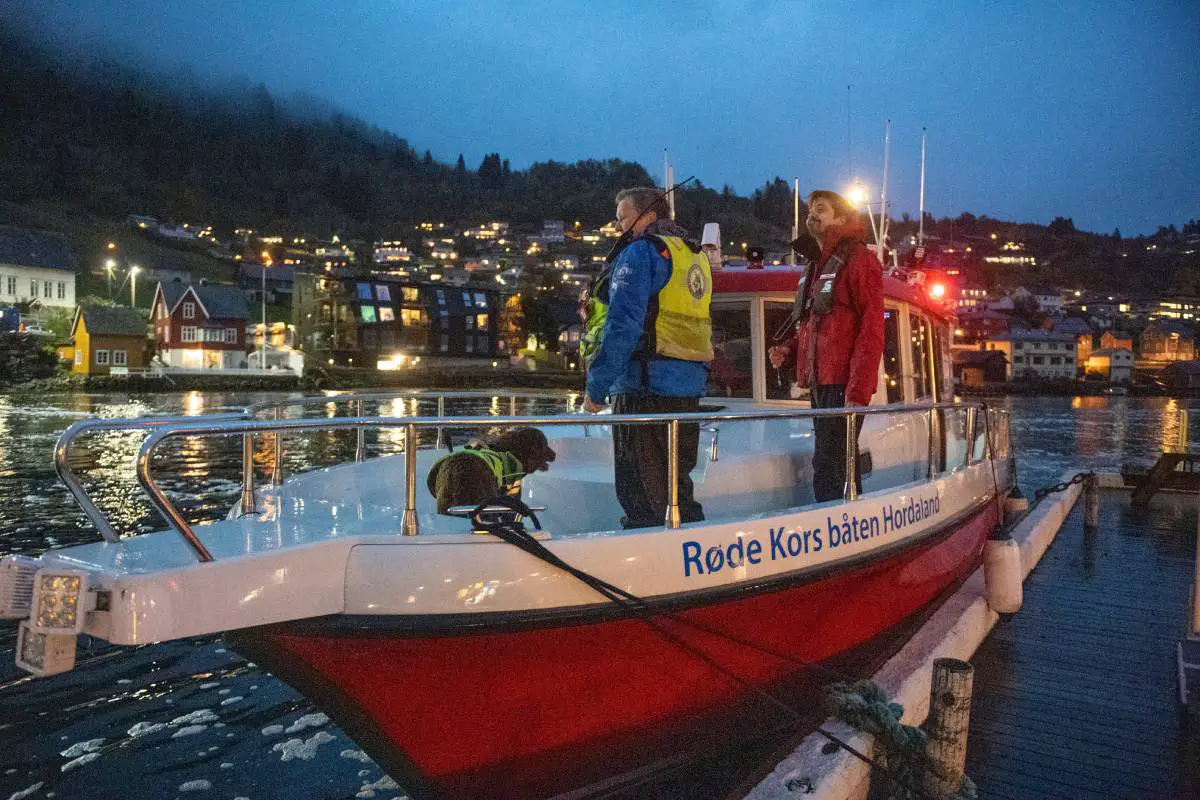 PHOTO : Un bateau à rames avec trois personnes disparaît à Kvam, une importante opération de recherche policière en cours - 3