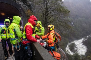 Police : Des vêtements retrouvés près de la cascade de Kvam - la recherche de trois personnes disparues se poursuit - 18