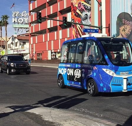 Un bus sans chauffeur s'est écrasé après deux heures de fonctionnement 26 Un bus sans chauffeur s'est écrasé après deux heures de fonctionnement - 25