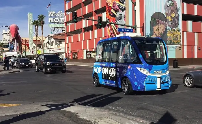 Un bus sans chauffeur s'est écrasé après deux heures de fonctionnement 4 Un bus sans chauffeur s'est écrasé après deux heures de fonctionnement - 3
