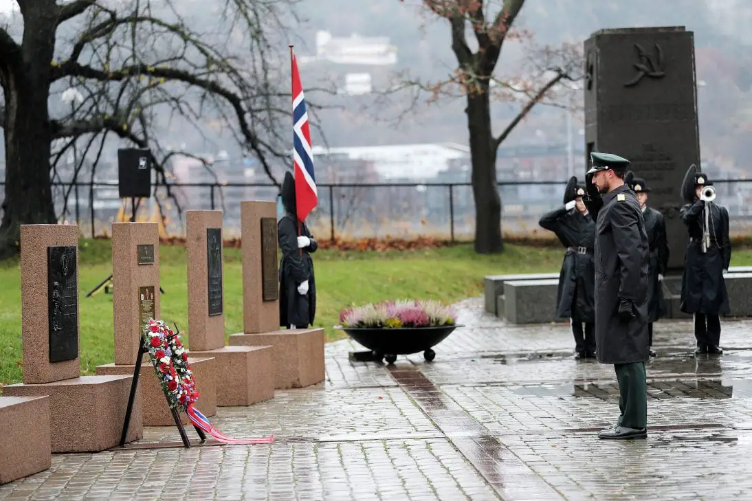 Le prince héritier a déposé une couronne pour les soldats tombés au combat 4 Le prince héritier a déposé une couronne pour les soldats tombés au combat - 3