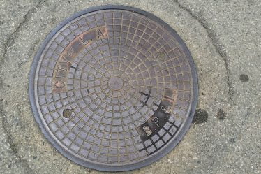 Plusieurs plaques d'égout enlevées à Skien - 20