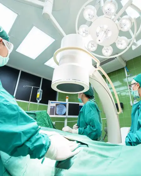 Un chirurgien admet avoir « signé » le foie d'un patient 2 Un chirurgien admet avoir « signé » le foie d'un patient - 1