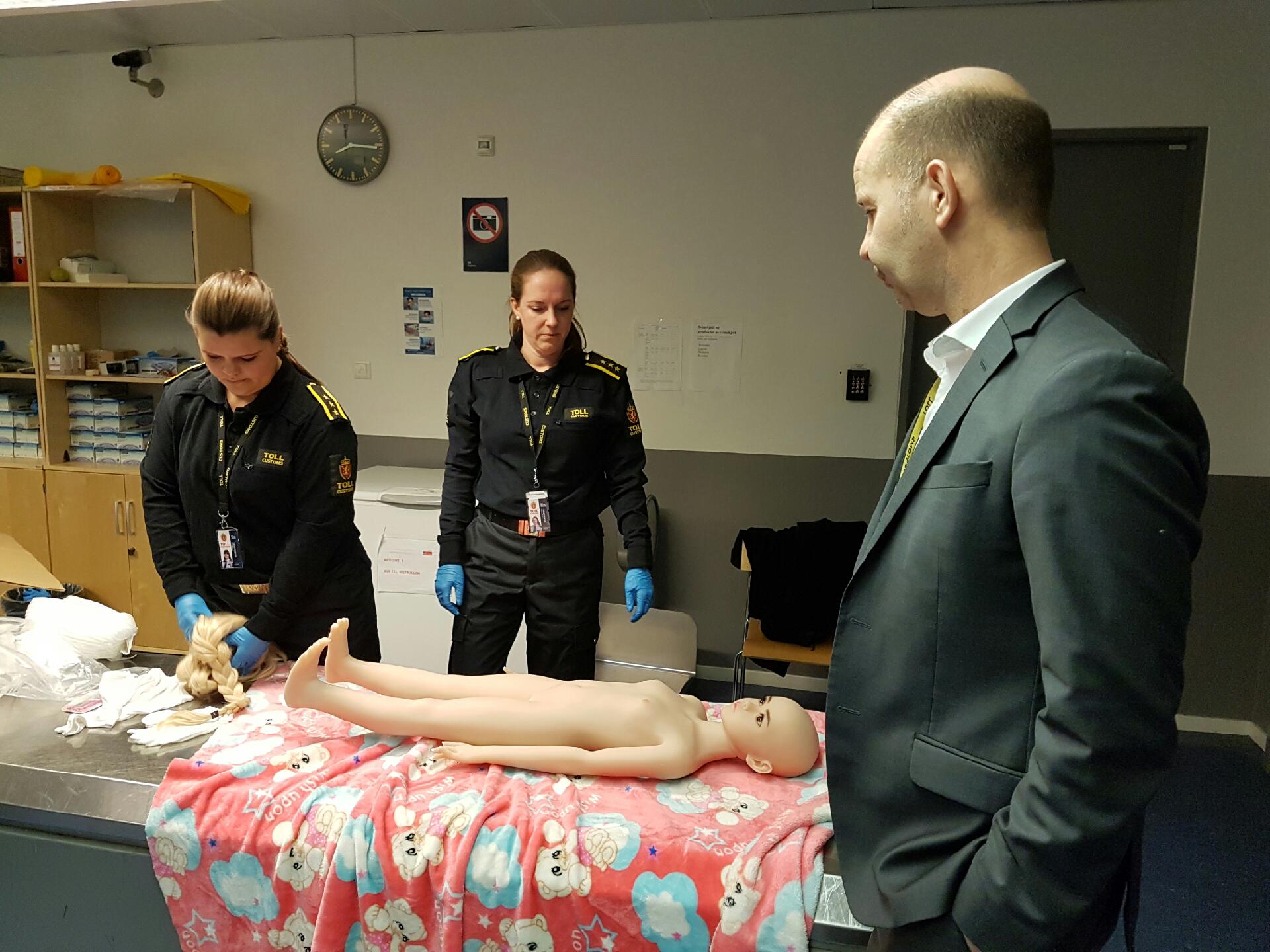 Premier procès pénal norvégien pour achat d'une poupée sexuelle d'enfant 4 Premier procès pénal norvégien pour achat d'une poupée sexuelle d'enfant - 3