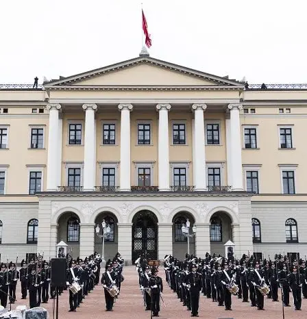 La sécurité des propriétés royales pourrait coûter jusqu'à 592 millions de NOK - 10