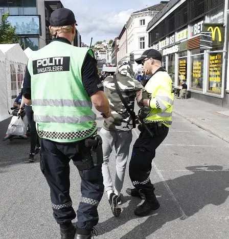 Combat dans le centre d'un groupe anti-islamique à Arendal 5 Combat dans le centre d'un groupe anti-islamique à Arendal - 4