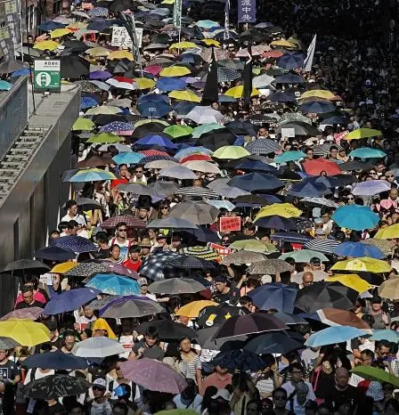 Plusieurs milliers de personnes ont manifesté contre l'emprisonnement de dirigeants étudiants à Hong Kong 8 Plusieurs milliers de personnes ont manifesté contre l'emprisonnement de dirigeants étudiants à Hong Kong - 7
