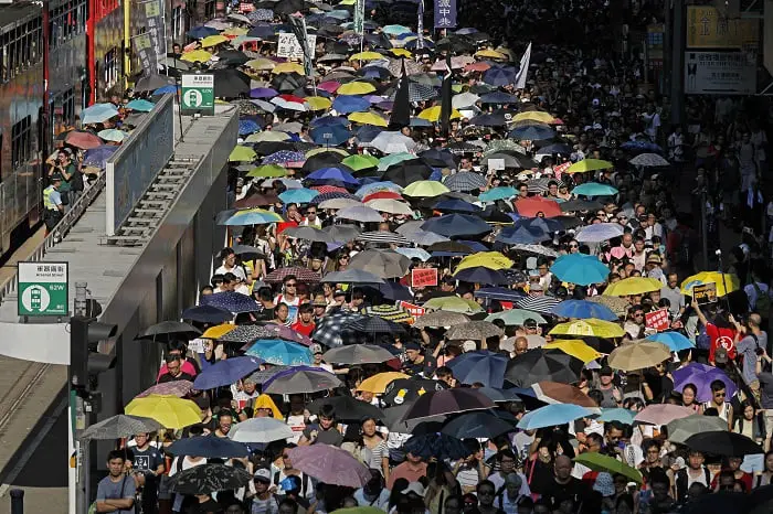 Plusieurs milliers de personnes ont manifesté contre l'emprisonnement de dirigeants étudiants à Hong Kong 4 Plusieurs milliers de personnes ont manifesté contre l'emprisonnement de dirigeants étudiants à Hong Kong - 3