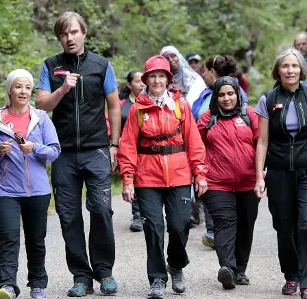 La reine Sonja accompagne les femmes immigrées lors d'un voyage dans les bois 5 La reine Sonja accompagne les femmes immigrées lors d'un voyage dans les bois - 4