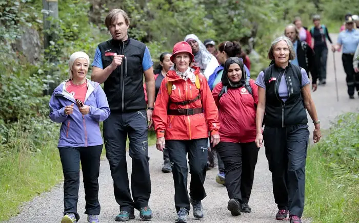 La reine Sonja accompagne les femmes immigrées lors d'un voyage dans les bois 4 La reine Sonja accompagne les femmes immigrées lors d'un voyage dans les bois - 3
