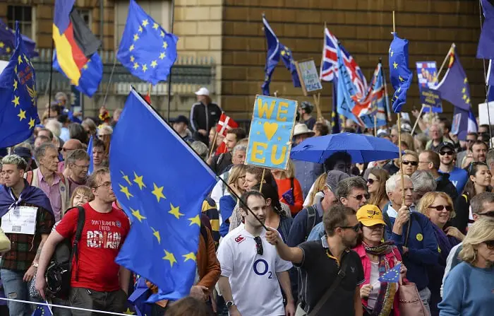 Jusqu'à 50 000 manifestants exigent l'arrêt du Brexit à Londres 4 Jusqu'à 50 000 manifestants exigent l'arrêt du Brexit à Londres - 3