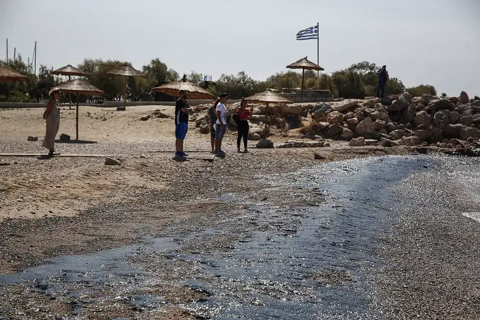 Marée noire sur les côtes d'Athènes, après le naufrage d'un pétrolier 4 Marée noire sur les côtes d'Athènes, après le naufrage d'un pétrolier - 3