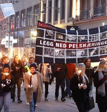 Plusieurs milliers de manifestants en fourrure dans 30 endroits 8 Plusieurs milliers de manifestants en fourrure dans 30 endroits - 7