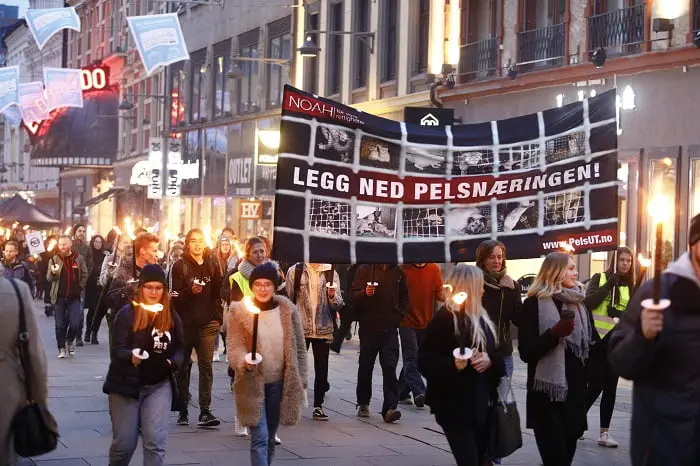 Plusieurs milliers de manifestants en fourrure dans 30 endroits 4 Plusieurs milliers de manifestants en fourrure dans 30 endroits - 3