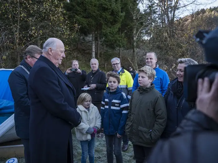 Le roi Harald visite les zones touchées par les inondations 4 Le roi Harald visite les zones touchées par les inondations - 3