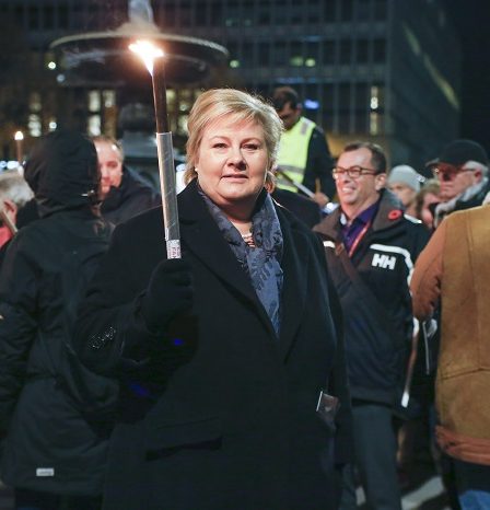 "Erna Solberg a participé à la commémoration aux flambeaux pour marquer la nuit des longs couteaux" 2 "Erna Solberg a participé à la commémoration aux flambeaux pour marquer la nuit des longs couteaux" - 1