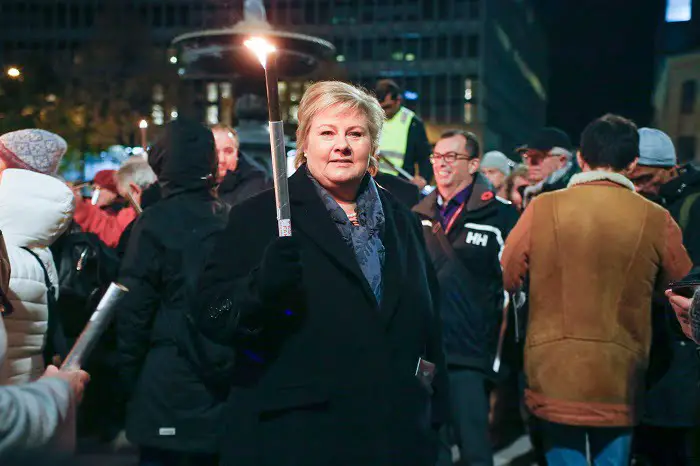 "Erna Solberg a participé à la commémoration aux flambeaux pour marquer la nuit des longs couteaux" 4 "Erna Solberg a participé à la commémoration aux flambeaux pour marquer la nuit des longs couteaux" - 3