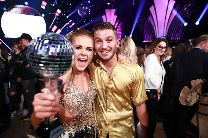 Helene Olafsen remporte la finale palpitante de "Shall We Dance" 4 Helene Olafsen remporte la finale palpitante de "Shall We Dance" - 3