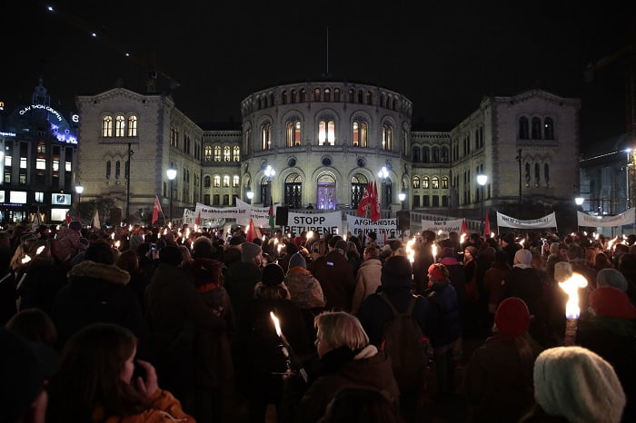 Marche aux flambeaux à Oslo contre les déportations en Afghanistan 4 Marche aux flambeaux à Oslo contre les déportations en Afghanistan - 3
