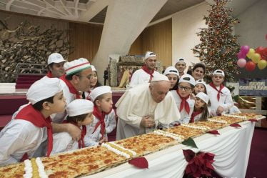 Le pape fête son anniversaire avec une pizza de quatre mètres de long - 20