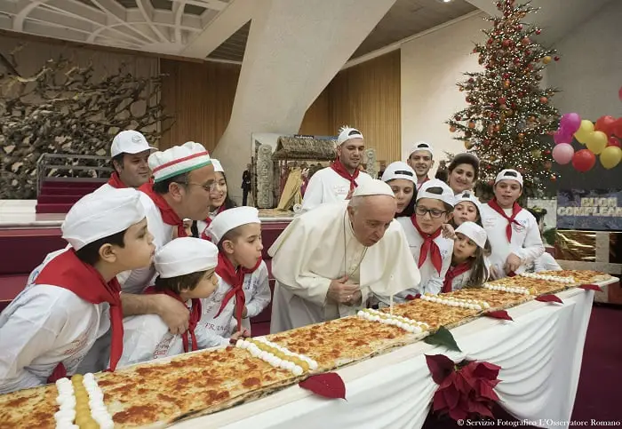 Le pape fête son anniversaire avec une pizza de quatre mètres de long 4 Le pape fête son anniversaire avec une pizza de quatre mètres de long - 3