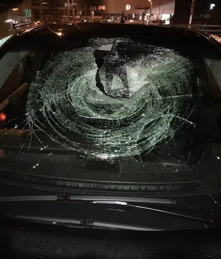 Des automobilistes mettent de la glace à travers le pare-brise à Oslo 8 Des automobilistes mettent de la glace à travers le pare-brise à Oslo - 7