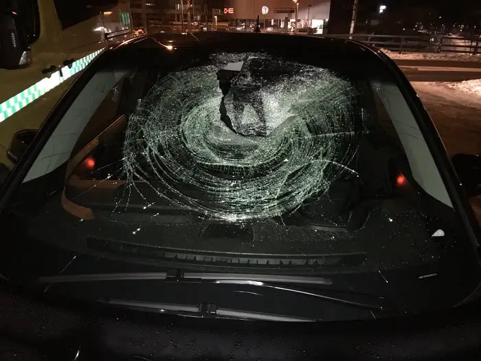 Des automobilistes mettent de la glace à travers le pare-brise à Oslo 4 Des automobilistes mettent de la glace à travers le pare-brise à Oslo - 3