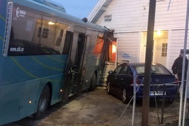 Un bus scolaire s'écrase dans une chambre - 20