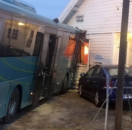 Un bus scolaire s'écrase dans une chambre 29 Un bus scolaire s'écrase dans une chambre - 28