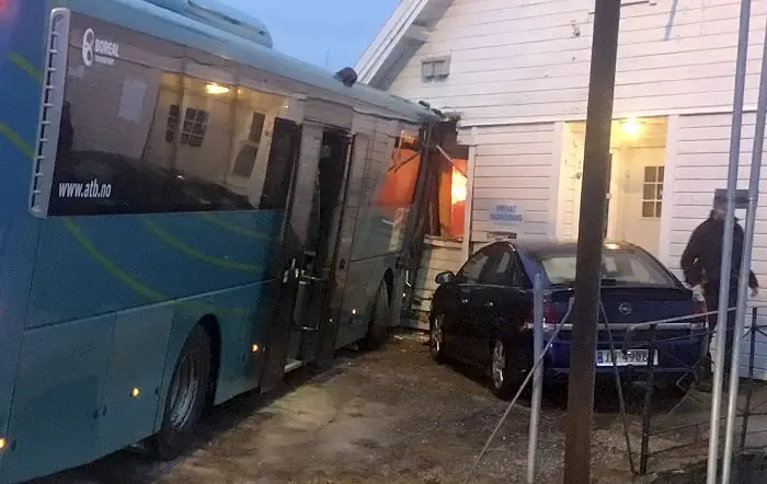 Un bus scolaire s'écrase dans une chambre 4 Un bus scolaire s'écrase dans une chambre - 3