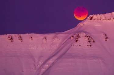 Phénomène de lune rare - la super lune bleue devient rouge - 18