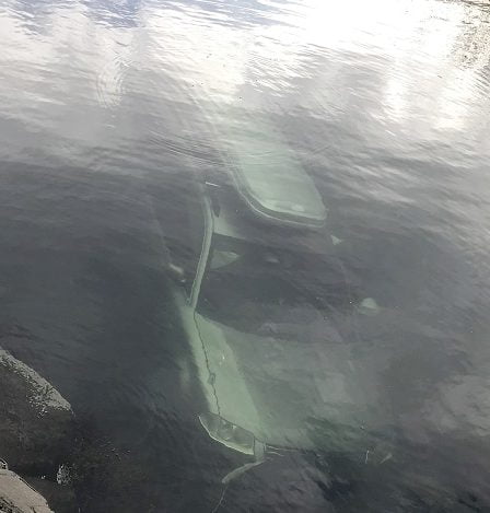 Un chauffeur malheureux a emmené le bateau et la voiture dans la mer 24 Un chauffeur malheureux a emmené le bateau et la voiture dans la mer - 23