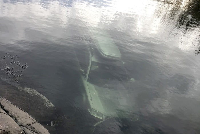 Un chauffeur malheureux a emmené le bateau et la voiture dans la mer 4 Un chauffeur malheureux a emmené le bateau et la voiture dans la mer - 3