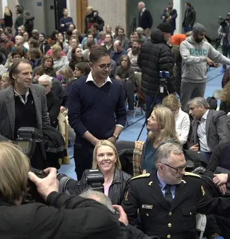 Le curé supplie : "VEUILLEZ SAUVER HOLMLIA" 20 Le curé supplie : "VEUILLEZ SAUVER HOLMLIA" - 19