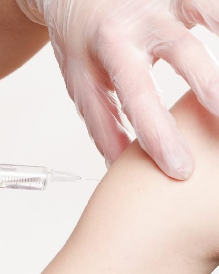 Oblige les agents de santé à vacciner 27 Oblige les agents de santé à vacciner - 26