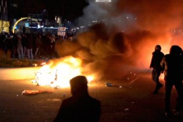 Le Premier ministre néerlandais Rutte qualifie les émeutes du week-end de « pure violence déguisée en manifestations » - 16