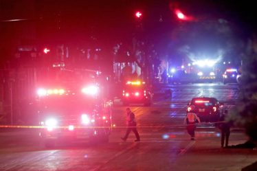 Une voiture est entrée dans un défilé de Noël aux États-Unis : au moins cinq personnes sont mortes et 40 sont blessées - 6