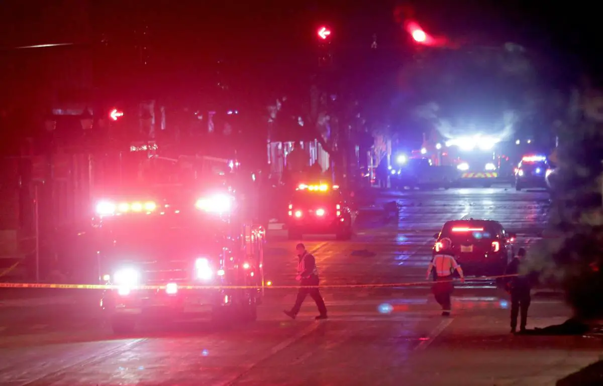 Une voiture est entrée dans un défilé de Noël aux États-Unis : au moins cinq personnes sont mortes et 40 sont blessées - 3